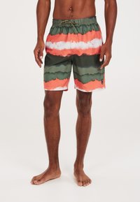 Heren zwemshorts in een meerkleurig patroon met groene, oranje en witte strepen, voorzien van een elastische tailleband en aantrekkoord.