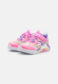 Roze glittersneakers met een eenhoornontwerp, regenboogaccenten en een contrasterende paarse binnenkant. Voorzien van verstelbare veters en een stevige zool.