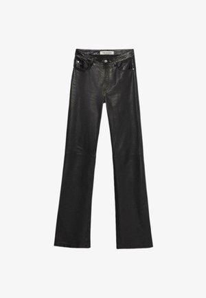 Schwarze Lederhosen im weit geschnittenen Design. Zu den Merkmalen gehören traditionelle Taschen und sichere Nähte. Glatte Textur und eleganter Finish.