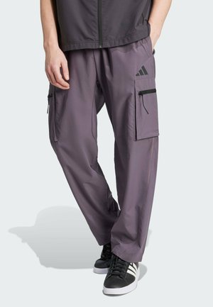Pantaloni cargo di colore viola chiaro, realizzati in tessuto leggero, con tasche laterali con zip e un logo Adidas in nero.