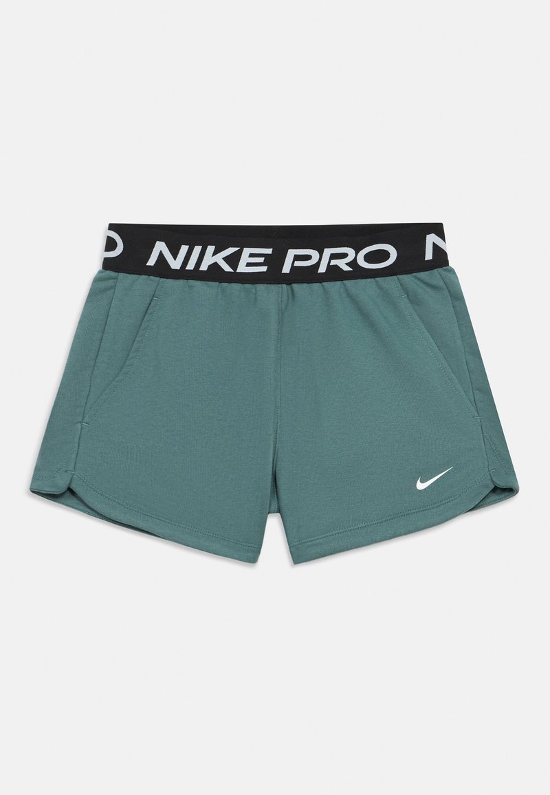 Πράσινα σορτς Nike Pro με μαύρη ζώνη που φέρει λευκό κείμενο "NIKE PRO", δύο πλαϊνές τσέπες και ένα μικρό λευκό λογότυπο Nike στο μπροστινό μέρος.