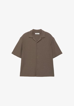 Smeđa majica kratkih rukava od pletenog materijala s opuštenim ovratnikom i zatvaranjem na kopče sprijeda, prikazana na bijeloj pozadini.