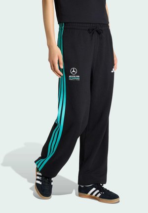 Sorte sweatpants med turkise sidelommer, der har Mercedes AMG Petronas-logo og Adidas-logo på højre ben. Blød stoftekstur.