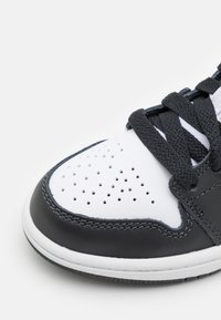 Jordan JORDAN 1 MID SE UNISEX czarny