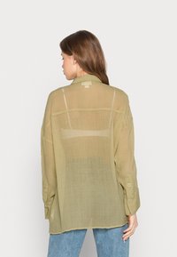 Monki Blusa com botões - beige mid dusty