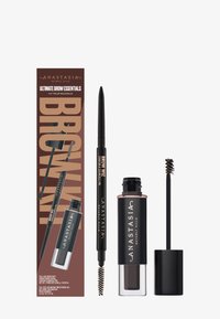 Zestaw Ultimate Brow Essentials od Anastasia Beverly Hills zawiera czarny ołówek do brwi, żel do brwi w przezroczystym opakowaniu oraz szczoteczkę do brwi.