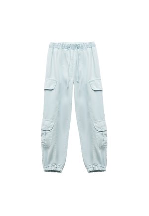 Lyseblå cargo-bukser lavet af blødt stof, med elastisk talje, justerbar snøre og flere sidelommer.