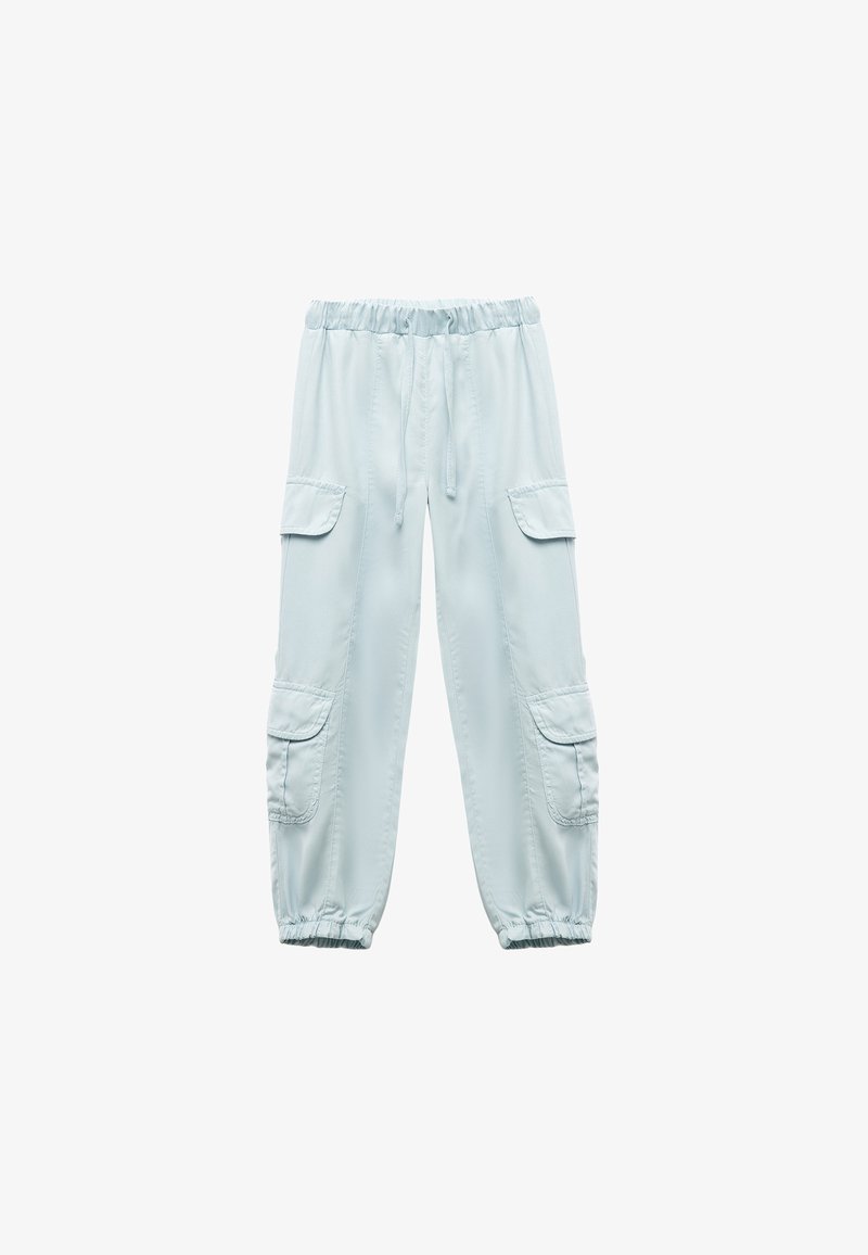 Pantaloni cargo azzurri chiari realizzati in tessuto morbido, con una vita elasticizzata, cordino regolabile e diverse tasche laterali.