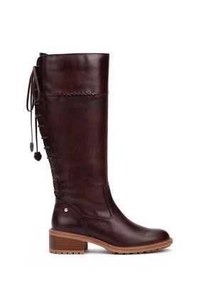 Dunkelbrauner kniehoher Lederstiefel mit niedrigem Blockabsatz, seitlicher Schnürung und abgerundeter Spitze auf hellbrauner Sohle.