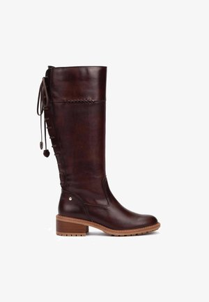 Botte haute en cuir marron foncé avec un talon bas empilé, un laçage latéral et un bout arrondi sur une semelle marron clair.