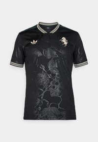 Sort kortærmet trøje med præget vindrue-mønster, grøn og hvid stribet krave samt guld Adidas-logo på venstre bryst.