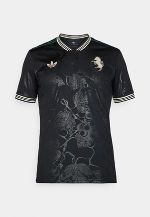 Sort kortærmet trøje med præget vindrue-mønster, grøn og hvid stribet krave samt guld Adidas-logo på venstre bryst.