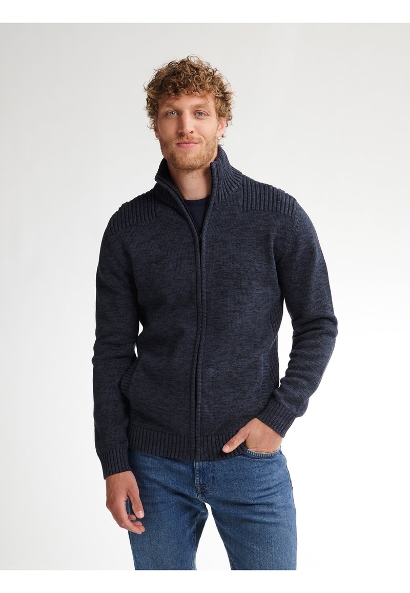 Dunkelblaues Zip-Up Sweatshirt aus strukturiertem Strickmaterial. Verfügt über einen hohen Kragen und gerippte Akzente an den Schultern und Bündchen.