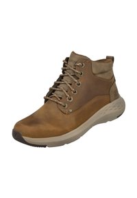 Zapatilla alta de cuero marrón con parte superior texturizada, cordones en la parte delantera, cuello acolchado y suela crema en contraste; presenta un logo en el lateral.