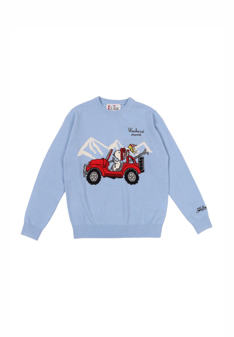 Maglione a maglia azzurro chiaro con una grafica di jeep rossa, montagne e il testo "Weekend mood". Polsini e orlo a coste. Design classico con collo rotondo.