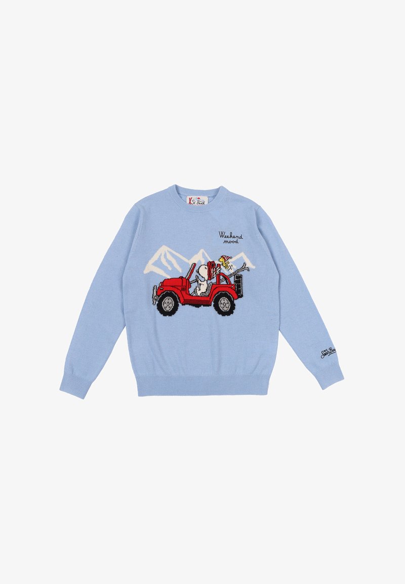 Maglione a maglia azzurro chiaro con una grafica di jeep rossa, montagne e il testo "Weekend mood". Polsini e orlo a coste. Design classico con collo rotondo.