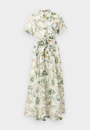 Robe longue à manches courtes avec boutonnière à l'avant, col, ceinture à la taille, et motif abstrait de feuilles vertes, brunes et bleues sur tissu blanc.