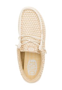 Scarpa slip-on beige chiaro con tomaia in tessuto testurizzato, lacci elastici e soletta imbottita con motivo a scacchi. Presenta un logo sulla linguetta.