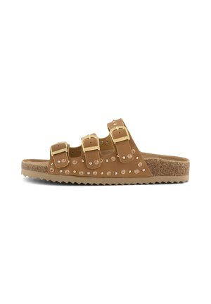 Sandalo marrone con tre cinturini regolabili con fibbie, decorazioni con borchie, sottopiede in sughero e suola in gomma scanalata.