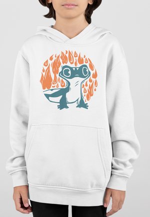 Vit hoodie med kapuschong som har en grafik av en teal groda med orange flammor bakom. Materialet verkar mjukt och tröjan har en framficka samt stickade ärmslut.