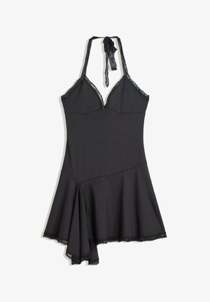 Abito nero senza maniche con bordatura in pizzo, composto da un corpetto aderente e una gonna svasata. Presenta lacci incrociati al collo e un orlo asimmetrico.