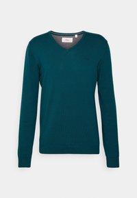 Smalachony sweter w kolorze zielononiebieskim z dekoltem w kształcie litery V i długimi rękawami, z prążkowanymi mankietami i dołem, z małym haftowanym logo na klatce piersiowej, wyeksponowany na białym tle.