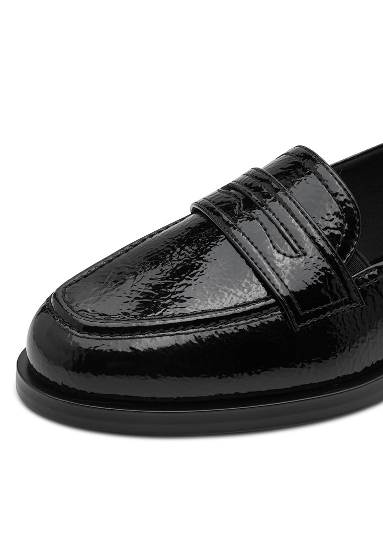 Schwarze Lackleder-Loafer mit runder Zehenform, erhöhten Nahtdetails und einem dekorativen Riemen über dem Vorderfuß, mit einer glatten, glänzenden Oberfläche.