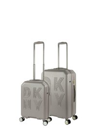 Juego de equipaje rígido plateado con el logo "DKNY" en relieve, asas telescópicas, cuatro ruedas y acabado texturizado; incluye tamaños pequeño y grande.
