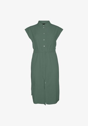Zelena obleka z gumbi, ki ima ovratnik, kratke rokave in pas za zavezovanje. Ima žep na prsih in ravno silhueto. Gladka tekstura tkanine.