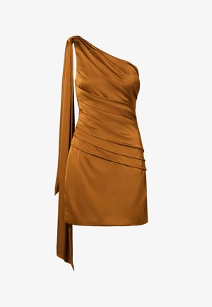 Ein schulterfreies Kleid aus gedämpftem bronzenem Satin, mit eleganter Drapierung und einem verstellbaren Bindeband an der Schulter, in schlanker Passform.