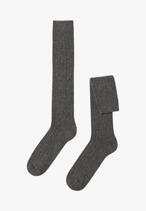 Calcetines gris oscuro de punto largo hasta la rodilla, confeccionados en un material suave, con un diseño ajustado y una textura lisa, y con un borde superior recto.