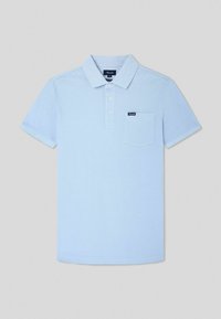 Jasnoniebieska koszulka polo wykonana z bawełny, z kołnierzykiem, trzema guzikami z przodu i kieszenią na piersi z metką marki. Krótkie rękawy.