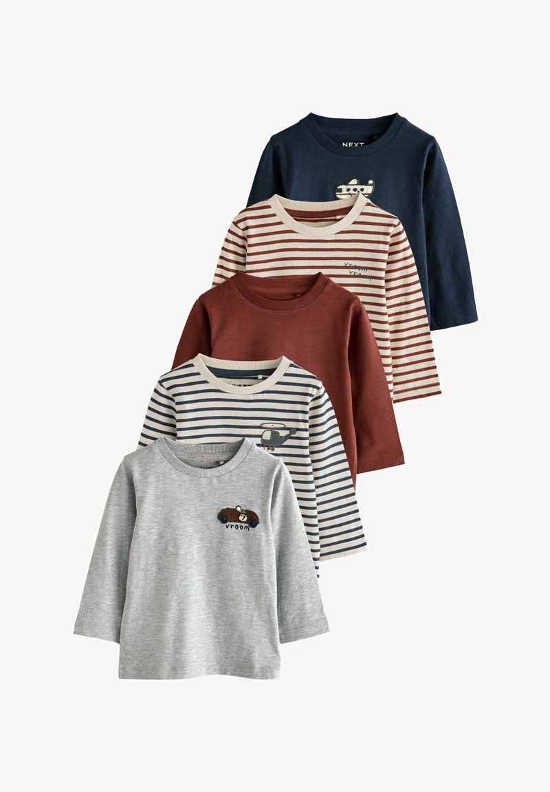 Cinq chemises à manches longues pour tout-petits en gris, bleu rayé, rouille, marron rayé et bleu marine, chacune avec un petit motif ou texte sur le thème des véhicules.