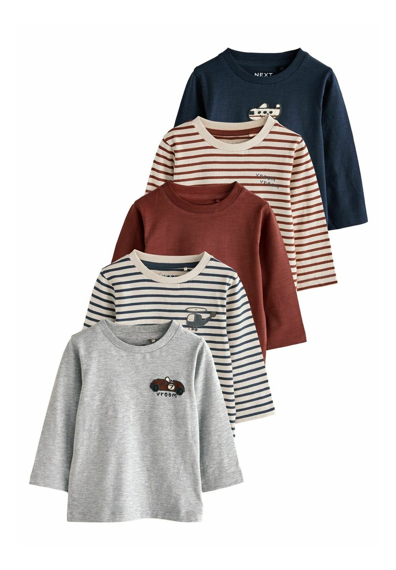 Cztery t-shirty z długim rękawem w różnych kolorach: granatowym, czerwonym, szarym i w paski. Bawełnowy materiał z nadrukami przedstawiającymi pojazdy oraz tekst.