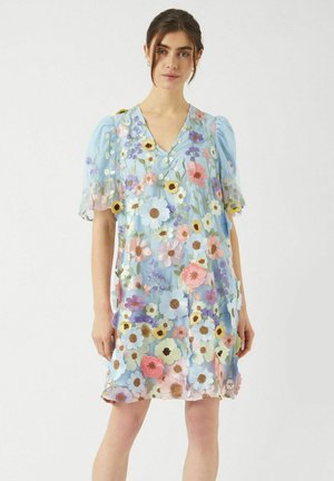 Blomstret kjole med et blåt gennemsigtigt stof med flerfarvede broderede blomster, korte pufærmer og en V-hals.