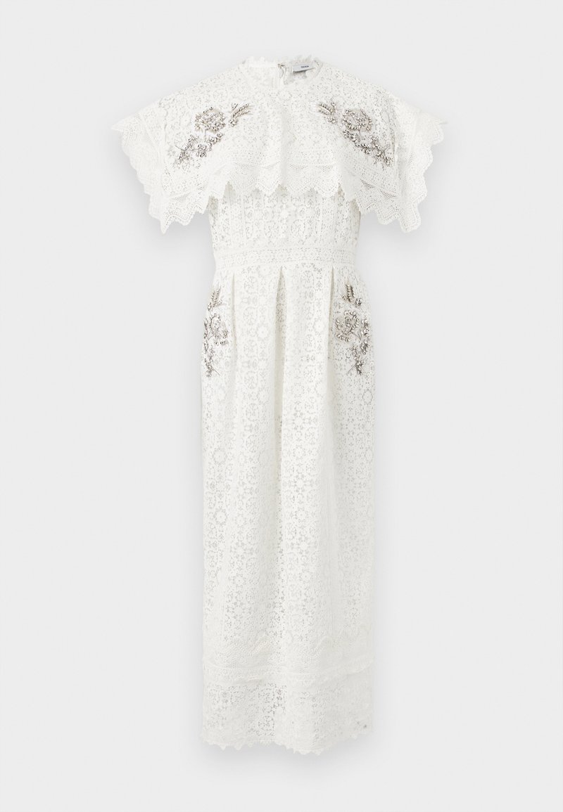 Weißes Midi-Kleid aus Spitze mit kurzen, gezackten Ärmeln, hohem Ausschnitt und silbernen floralen Perlenverzierungen auf Brust und Hüften.