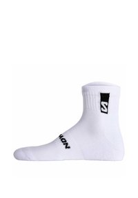 Weißes Baumwoll-Sportsocken mit geripptem Bündchen und schwarzem Logo. Hat eine glatte Textur und eine verstärkte Zehenpartie für Langlebigkeit.