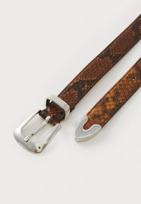 Ceinture en cuir marron texturé avec un motif en peau de serpent ; elle dispose d'une boucle en métal argenté et d'une extrémité pointue élégante.