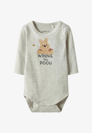 Langärmliger Einteiler aus hellgrauer Baumwolle mit einem bedruckten Winnie the Pooh Design und Text. Verfügt über Druckknöpfe am Boden für ein einfaches An- und Ausziehen.