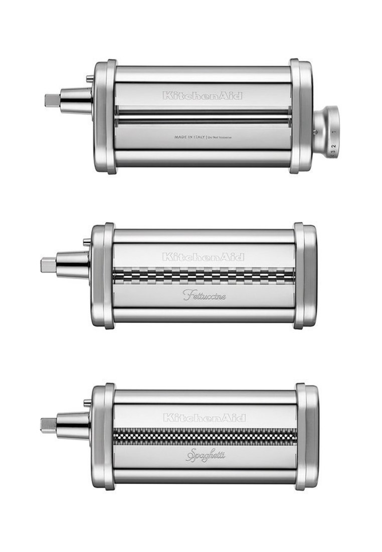 Küchenmaschine Pasta-Aufsätze aus poliertem Edelstahl. Drei Teile: flache Walze, Fettuccine-Schneider, Spaghetti-Schneider mit beschrifteten Enden.