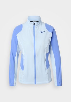Lys blå og lavendel sportjakke med glidelås, høy krage, lange ermer, frontlommer og Mizuno-logo på brystet.