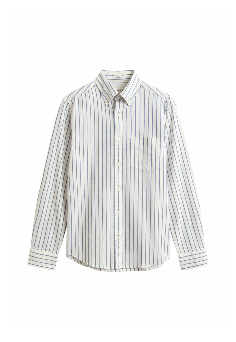 Chemise blanche à manches longues, boutonnée, avec des rayures bleues verticales et une poche poitrine du côté gauche.