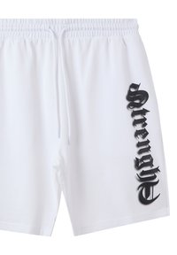 Pantaloni corti bianchi in tessuto morbido con testo stilizzato nero che reca la scritta "forza" in gradiente, con vita regolabile con cordino e tasche laterali.