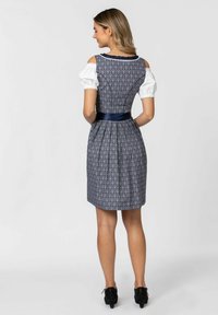 Navy-blaues Kleid mit weißen Puffärmeln und einem marineblauen Gürtel, vorgestellt mit einem taillierten Oberteil und einem gefalteten Rock, samtiger Stoff.