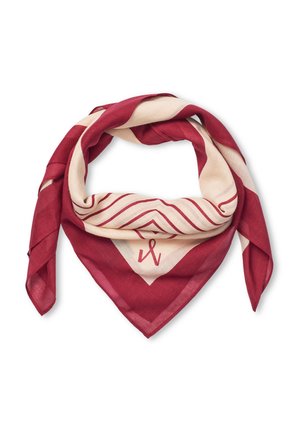 Écharpe triangulaire rouge et beige avec des rayures diagonales et un petit logo abstrait au centre, pliée sur un fond blanc.
