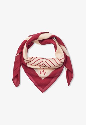 Czerwono-beżowy trójkątny szalik z ukośnymi pasami i małym abstrakcyjnym logo na środku, złożony na białym tle.