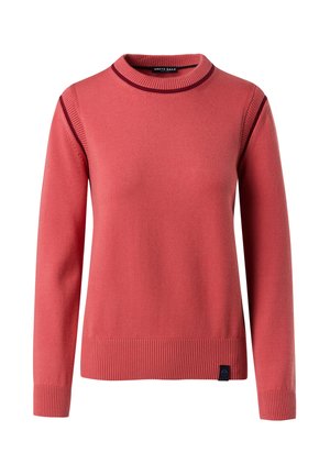 Korallenfarbener Pullover aus weichem Strickmaterial, mit einem gerippten Rundhalsausschnitt, gefütterten Ärmeln und kontrastierenden bordeauxrot Akzenten an den Schultern.