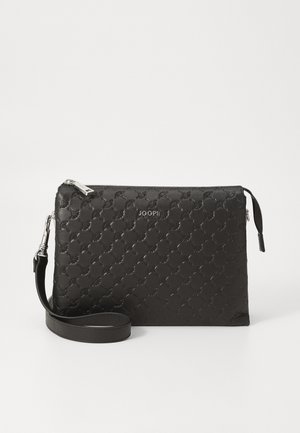 Svart clutch-veske med teksturert mønster og merkevarenavnet "JOOP!" på forsiden, med en avtagbar håndleddsrem.