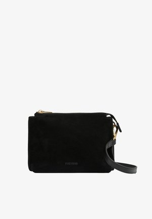 Sort ruskinds crossbody taske med guld lynlås, læderrem og præget mærkenavn. Firkantet form med en glat overflade.