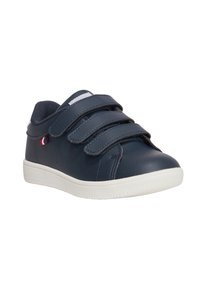 Sneaker in pelle blu navy con tre cinturini in velcro, suola in gomma bianca e dettagli perforati sui lati per la traspirabilità.